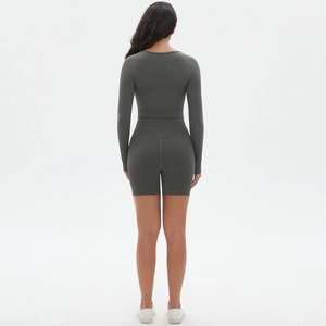 Rückansicht eines grauen nahtlosen Yoga-Sets mit Langarm-Crop-Top und Radlerhose für Damen