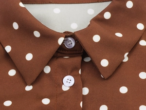 Detailaufnahme eines braunen Polka-Dot-Hemdkragens mit weißen Vierlochknöpfen