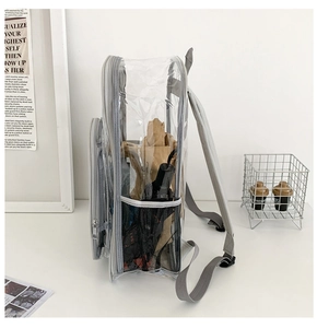 Dettaglio laterale dello zaino in PVC trasparente con tasca a rete grigia e spallacci