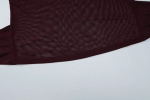 Gros plan sur la texture en maille bordeaux de cet ensemble robe courte sexy dos nu