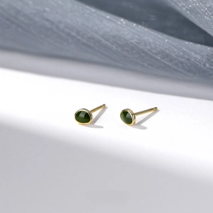 Orecchini a perno minimalisti in argento S925 verde avocado con elegante finitura dorata
