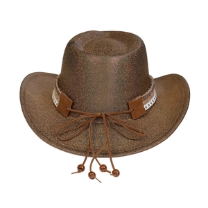 Détail du chapeau de cowboy bronze avec bande à motifs d'étoiles et glands décoratifs