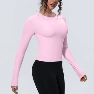 Vue latérale détaillée du haut de yoga rose montrant la coupe ajustée et le tissu respirant