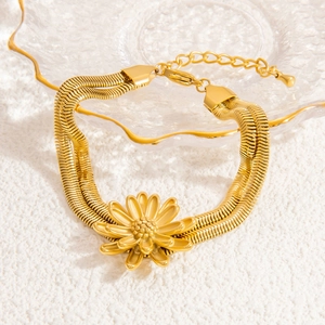 Detailansicht des Gold-Sonnenblumen-Anhängers an mehrreihigem flachem Schlangenarmband