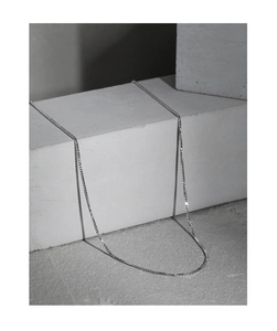 Detailaufnahme einer minimalistischen S925 Silber-Boxkette auf einem Steindisplay