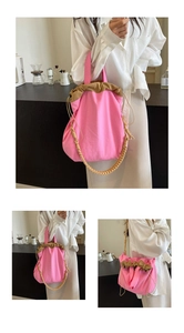 Dettaglio borsa a secchiello in nylon rosa con coulisse kaki e tracolla intrecciata