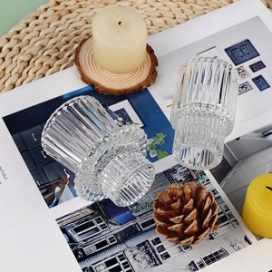 Lot de deux bougeoirs en verre strié transparent avec un élégant relief pour la déco