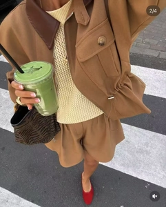 Straßenstil-Ansicht aus Khaki-Jacke und A-Linie-Shorts Set mit Zebra-Handtasche