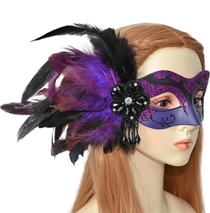 Détail du masque de mascarade à paillettes violettes avec plumes noires et perles