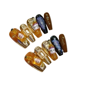 3D miniatuur wijnfles nagelkunst in amber en goud voor herfst en winter stijl