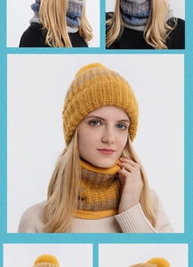 Dettaglio del set cappello a maglia a righe gialle e marroni con pompon e scaldacollo