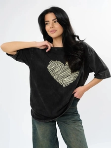 Λεπτομέρεια από oversized μαύρο βαμβακερό T-shirt με vintage σχέδιο καρδιάς