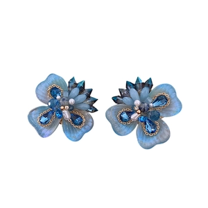 Boucles d'oreilles fleurs élégantes en résine bleue avec perles et cristal