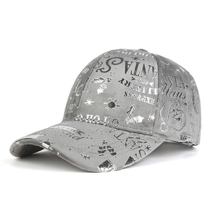 Stylische graue Baseballkappe mit vintage Weihnachtsmann- und Schneeflockenmuster