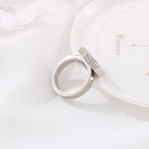 Silver stainless steel ring for men with rectangular zircon pavé on white ceramic tray