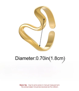 Détails de la bague vague en acier titane doré avec diamètre de 1,8cm et poids 2,2g