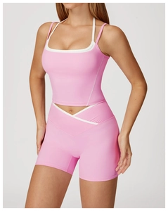 Rosafarbenes Yoga-Set aus Neckholder-Top und High-Waist-Shorts mit weißen Kontraststreifen