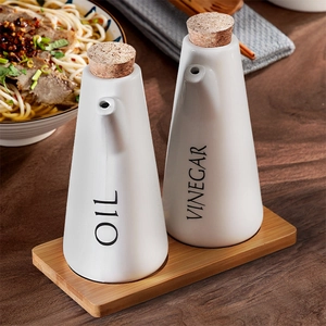 Set minimalista de aceitera y vinagrera de cerámica con tapones de corcho y bandeja
