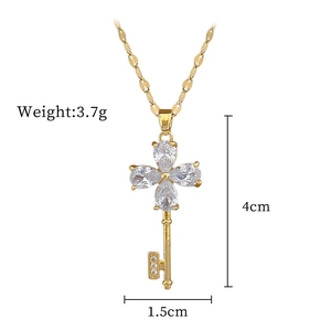 Detailed specs of gold clover key necklace with 4cm height and 3.7g weight info