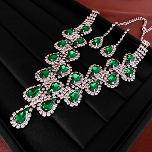 Vue détaillée d'une parure collier et boucles d'oreilles aux pierres gouttes vertes