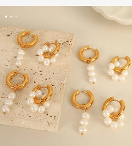 Détails de boucles d'oreilles asymétriques en perles dorées sur une base en pierre