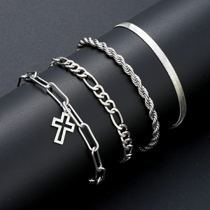 Ensemble de bracelets multicouches en acier argenté avec pendentif croix sur support