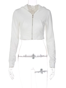 Detalle de sudadera corta blanca con capucha y cremallera de manga larga en maniquí invisible