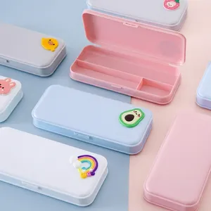 Détail des trousses à crayons en plastique avec icônes 3D et séparateurs internes