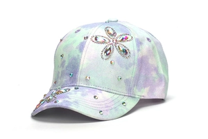 Primo piano di un cappello tie-dye per bambini con strass floreali scintillanti