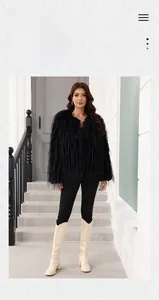 Vue détaillée de la texture en fausse fourrure noire sur une veste d'hiver courte