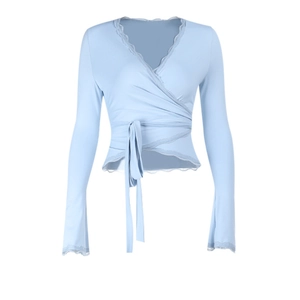 Dettaglio top a portafoglio azzurro con bordo in pizzo e lacci sullo scollo a V