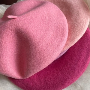 Thick wool beret hats in pink tones with soft textures for women's autumn winter
