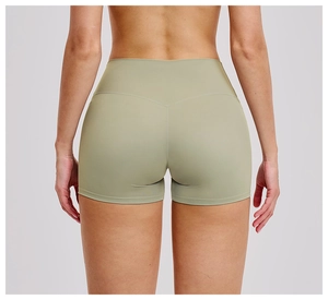 Dettaglio macro dei pantaloncini da yoga a vita alta con cucitura a V posteriore modellante
