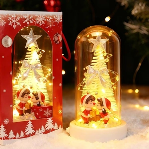 Bola de cristal de Navidad con figuras de pareja y mini árbol en caja de regalo roja