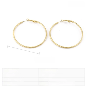 Detailansicht goldener 40mm Creolen mit Kreuzmuster-Struktur aus hochwertigem Edelstahl