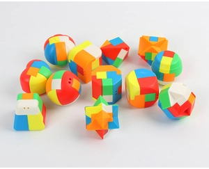Set van twaalf kleurrijke 3D Luban Lock-puzzels in rood blauw geel en groen voor kids