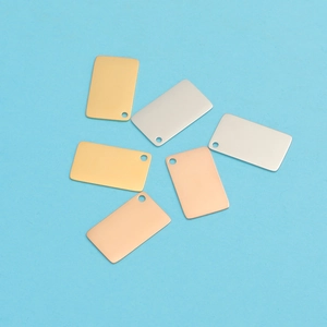 Vue à plat de pendentifs enveloppes rectangulaires en couleurs or, argent et or rose