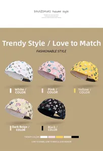 Détail des bonnets Miki en cinq couleurs avec motifs d'étoiles et de lettre M
