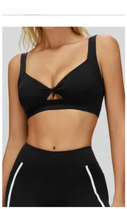 Dettaglio del reggiseno yoga nero con design a nodo e spalline larghe di supporto
