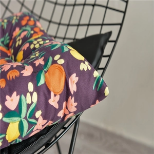 Dickes Sitzkissen mit Blumenmuster, Orangen und Zitronen auf einem Metallstuhl