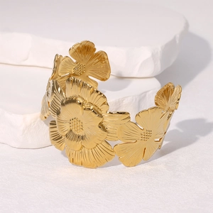 Bracciale rigido aperto in acciaio inossidabile placcato oro con fiori 3D vintage