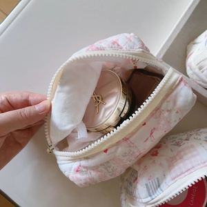 Vue détaillée de l'intérieur de la trousse de toilette matelassée fleurie rose et doublée