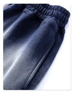 Dettaglio della trama lavata e dell'elastico in vita dei pantaloncini in cotone vintage