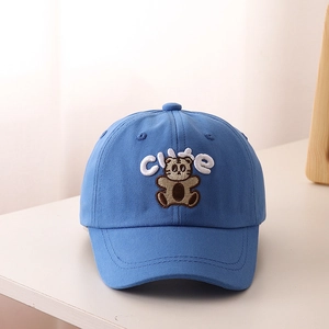 Ricamo dettagliato di una tigre e testo su un berretto da baseball blu per bambini