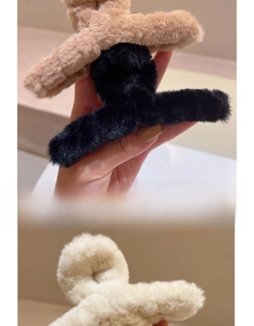 Détail de pinces à cheveux en fausse fourrure en noir, marron et beige pour l'automne-hiver