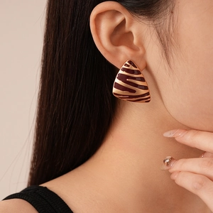 Boucles d'oreilles triangle vintage plaqué or avec motif zébré pour un look luxueux
