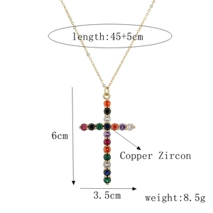 Détails du pendentif croix dorée avec zircons colorés et étiquettes de dimensions
