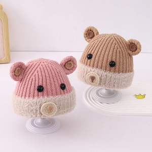 Dettagli di berretti invernali in maglia con orecchie da orso e risvolto in peluche