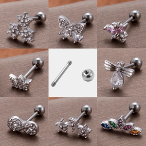 Griglia dettagliata di orecchini helix in acciaio con libellule e fiori in zircone