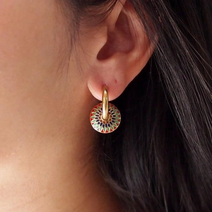 Vintage bohemian 18k gold plated stainless steel hoop earrings with daisy enamel pattern